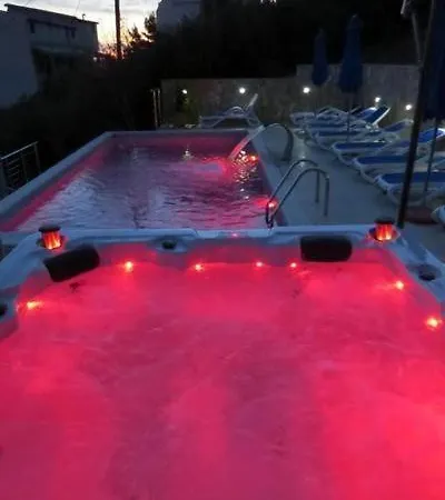 Ganzes In Mit Privatem Pool Pisak